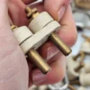Zestaw starych elementów wtyczek/urządzeniowych z ceramicznym izolatorem (oznaczenia 10A 250V)