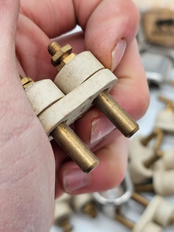Zestaw starych elementów wtyczek/urządzeniowych z ceramicznym izolatorem (oznaczenia 10A 250V)