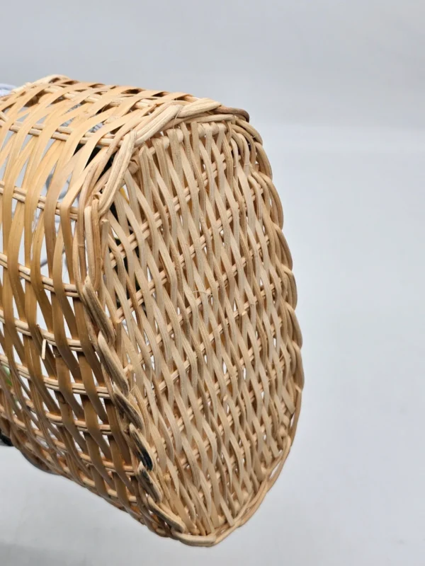 Koszyk wiklinowy z metalowym stelażem i ceramicznymi cytrynami