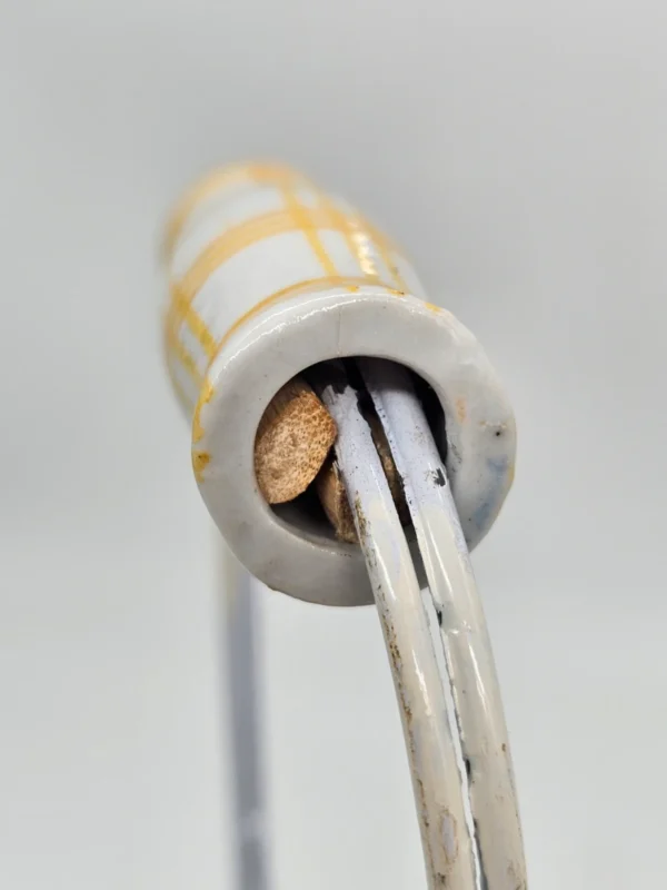 Koszyk wiklinowy z metalowym stelażem i ceramicznymi cytrynami