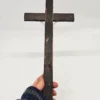Krzyż ścienny z pasyjką intarsjowany vintage 40x19 cm