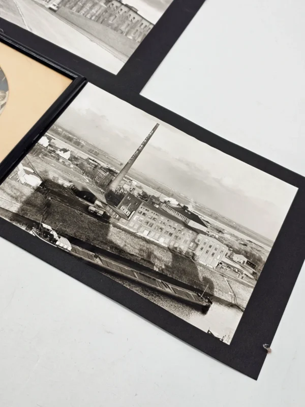 Zestaw starych fotografii czarno białych 3 szt oraz obrazek w ramce