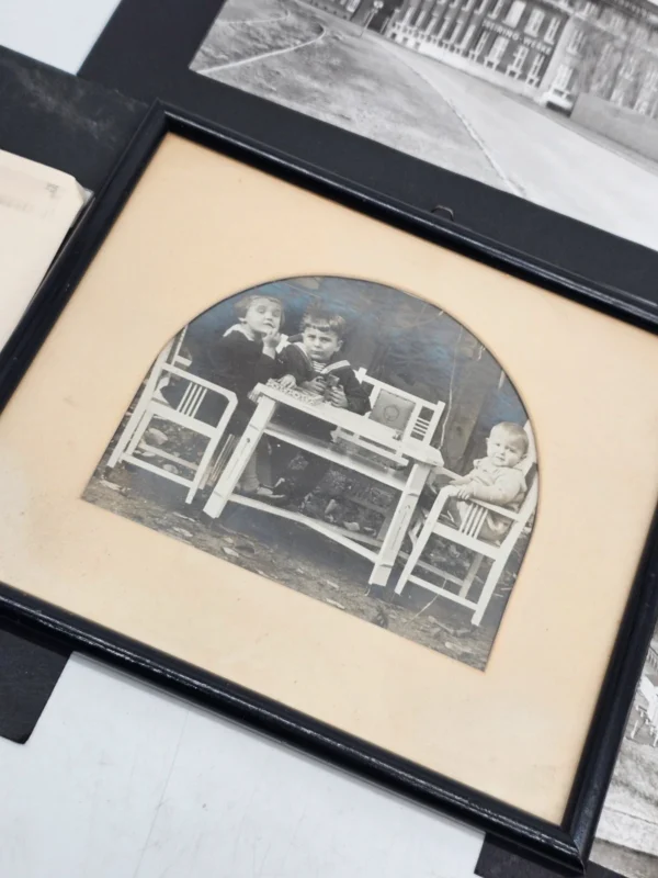 Zestaw starych fotografii czarno białych 3 szt oraz obrazek w ramce