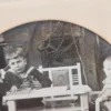 Zestaw starych fotografii czarno białych 3 szt oraz obrazek w ramce