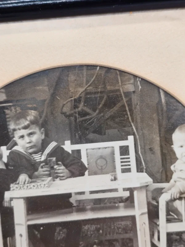 Zestaw starych fotografii czarno białych 3 szt oraz obrazek w ramce