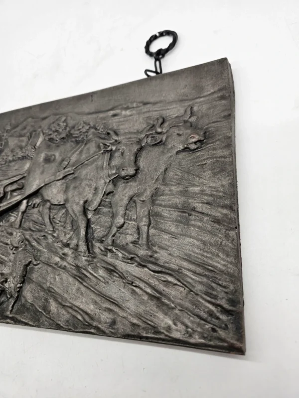 Metalowa płaskorzeźba scena wiejska z wołami 39x22 cm