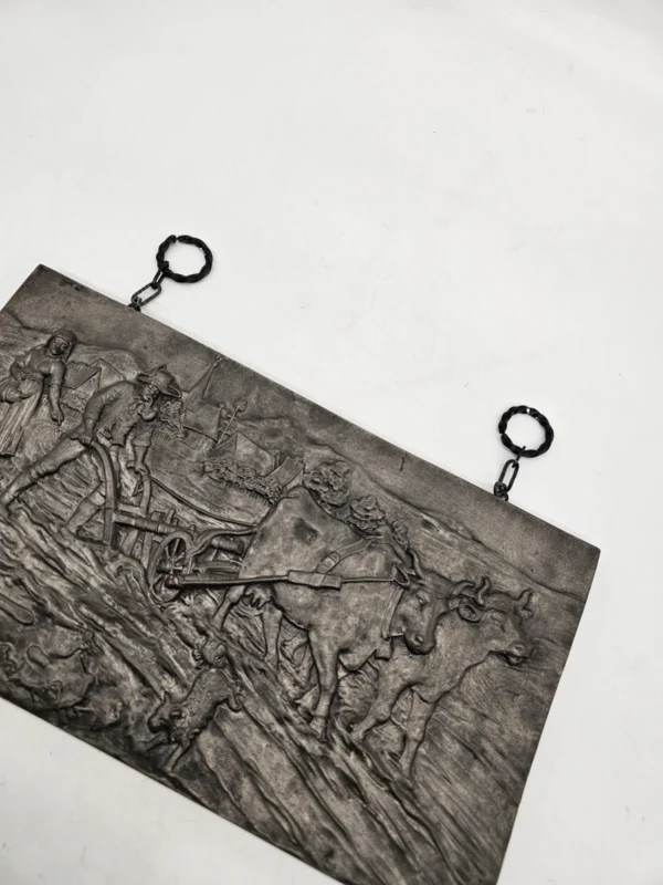 Metalowa płaskorzeźba scena wiejska z wołami 39x22 cm