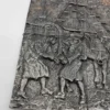 Metalowa płaskorzeźba scena rodzajowa przy wozie 37x29 cm