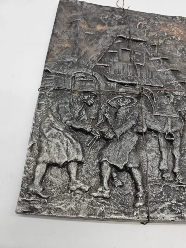 Metalowa płaskorzeźba scena rodzajowa przy wozie 37x29 cm