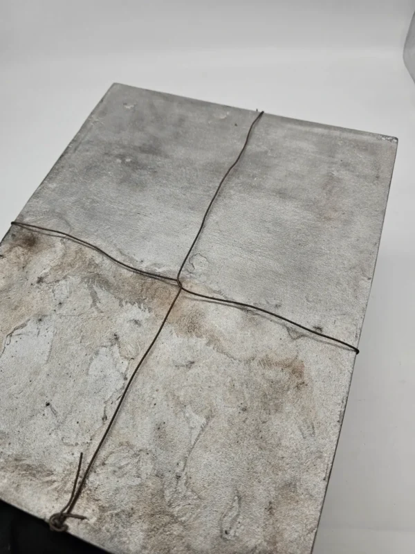 Metalowa płaskorzeźba scena rodzajowa przy wozie 37x29 cm