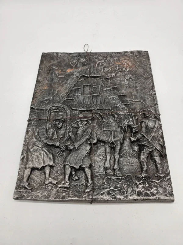 Metalowa płaskorzeźba scena rodzajowa przy wozie 37x29 cm