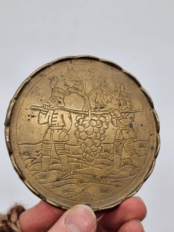 Mosiężna plakietka dekoracyjna Massiv Messing 9 cm relief winobranie