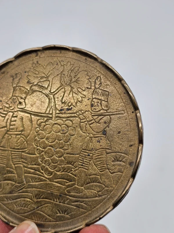Mosiężna plakietka dekoracyjna Massiv Messing 9 cm relief winobranie