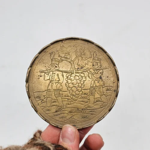 Mosiężna plakietka dekoracyjna Massiv Messing 9 cm relief winobranie