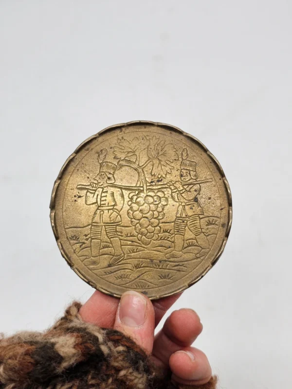 Mosiężna plakietka dekoracyjna Massiv Messing 9 cm relief winobranie