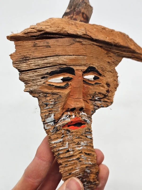 Ręcznie robiona maska z kory drewna na ścianę 24x17 cm