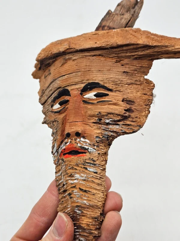 Ręcznie robiona maska z kory drewna na ścianę 24x17 cm