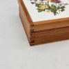 Szkatułka drewniana z dekoracyjną płytką kwiaty motyl 12,5 cm