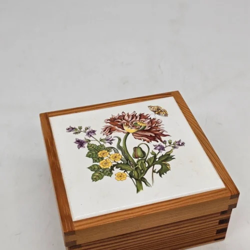 Szkatułka drewniana z dekoracyjną płytką kwiaty motyl 12,5 cm
