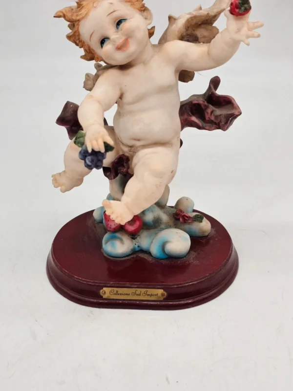 Figurka aniołka putto Collezione Sud Import 25 cm na Drewnianej podstawie