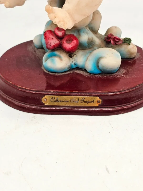 Figurka aniołka putto Collezione Sud Import 25 cm na Drewnianej podstawie