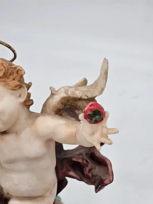 Figurka aniołka putto Collezione Sud Import 25 cm na Drewnianej podstawie