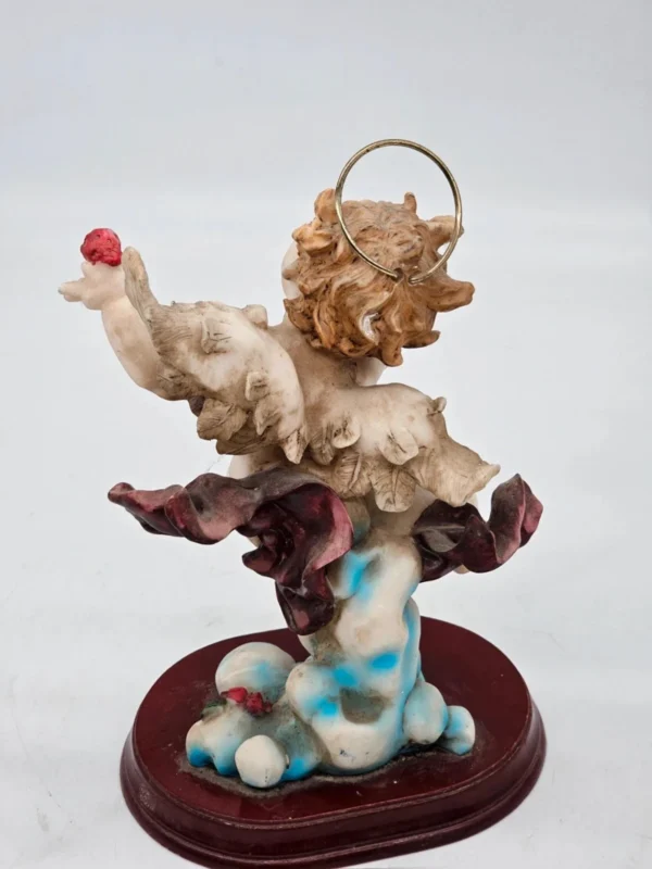 Figurka aniołka putto Collezione Sud Import 25 cm na Drewnianej podstawie