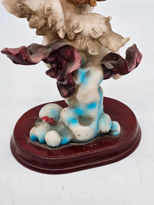 Figurka aniołka putto Collezione Sud Import 25 cm na Drewnianej podstawie