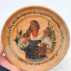 drewniany talerz dekoracyjny Mykonos 19 cm ręcznie malowany do wieszania