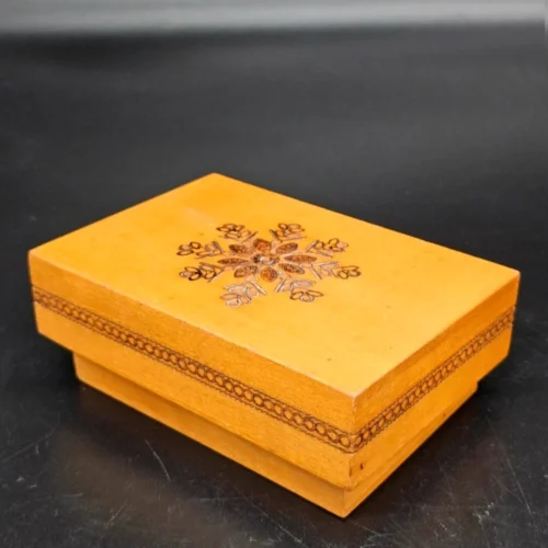 Drewniana Szkatułka ręcznie zdobiona 16×11×5 cm – folk vintage