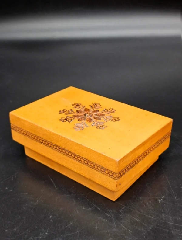 Drewniana Szkatułka ręcznie zdobiona 16×11×5 cm – folk vintage