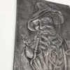 Metalowa plakieta relief Brodaty mężczyzna z fajką vintage 24 × 30 cm