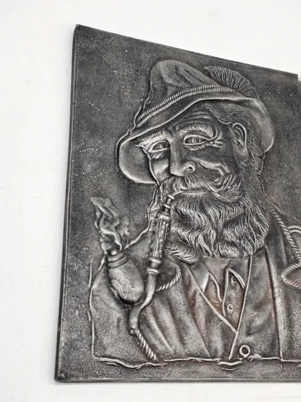 Metalowa plakieta relief Brodaty mężczyzna z fajką vintage 24 × 30 cm