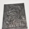 Metalowa plakieta relief Brodaty mężczyzna z fajką vintage 24 × 30 cm