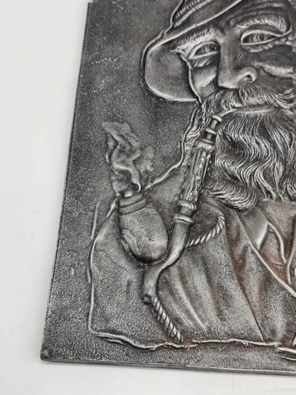 Metalowa plakieta relief Brodaty mężczyzna z fajką vintage 24 × 30 cm