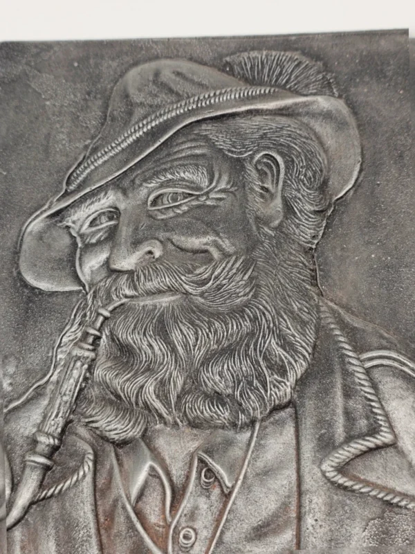Metalowa plakieta relief Brodaty mężczyzna z fajką vintage 24 × 30 cm