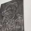 Metalowa plakieta relief Brodaty mężczyzna z fajką vintage 24 × 30 cm
