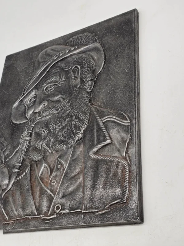 Metalowa plakieta relief Brodaty mężczyzna z fajką vintage 24 × 30 cm