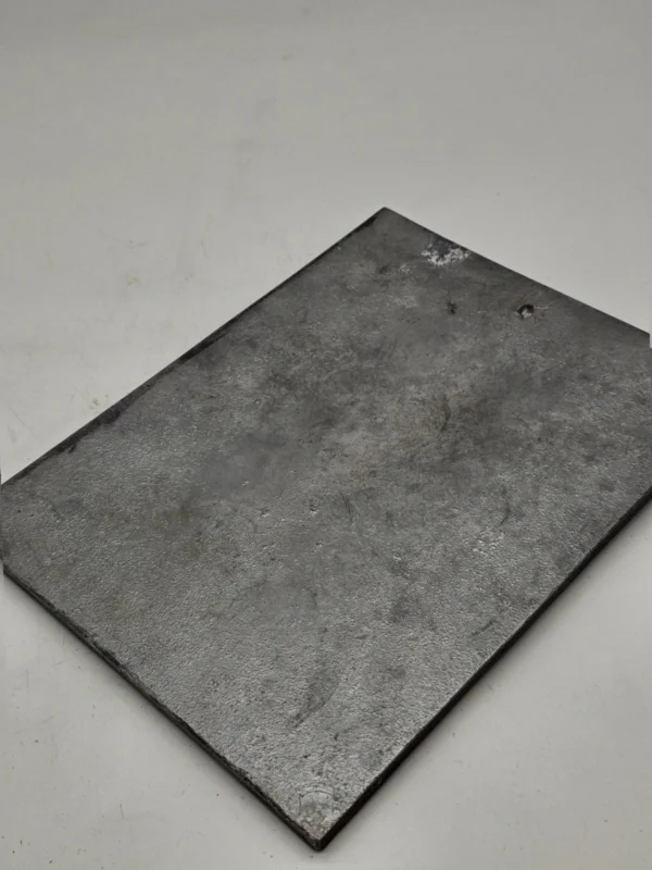 Metalowa plakieta relief Brodaty mężczyzna z fajką vintage 24 × 30 cm