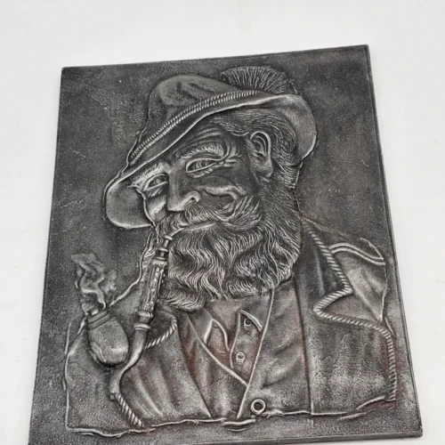 Metalowa plakieta relief Brodaty mężczyzna z fajką vintage 24 × 30 cm