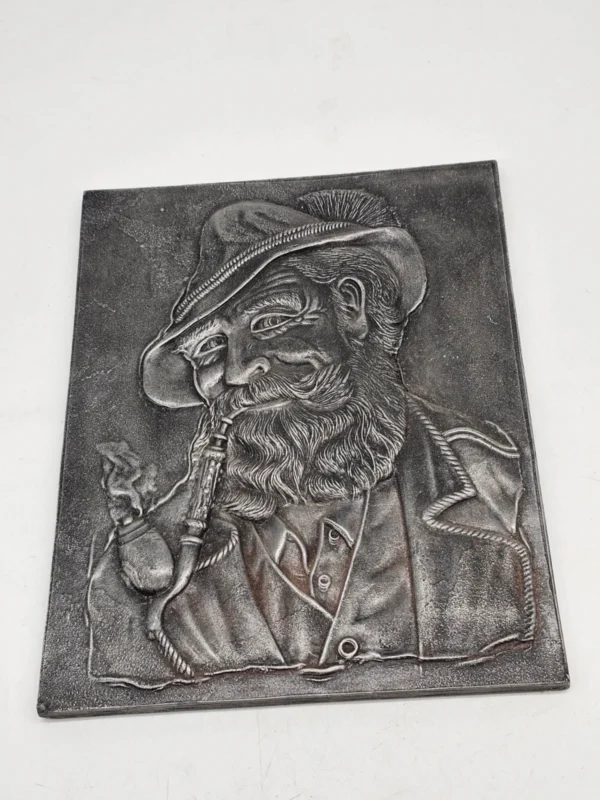 Metalowa plakieta relief Brodaty mężczyzna z fajką vintage 24 × 30 cm