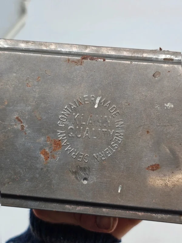 Szkatułka metalowa Na datki Klann Quality Germany czerwona retro 16 cm