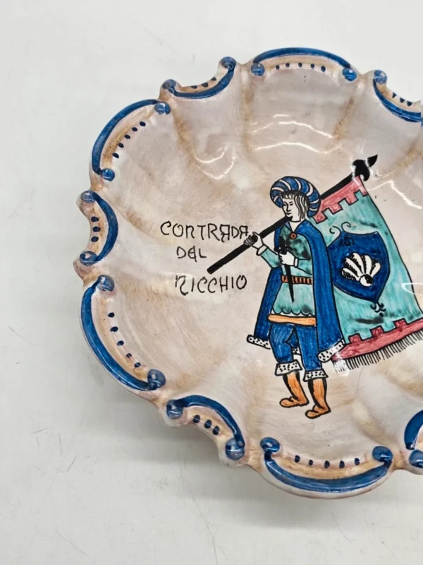 Dekoracyjny talerz ścienny C.A.F.F. Gubbio Italy „Contrada del ricchio” ręcznie malowany Ø 19 cm