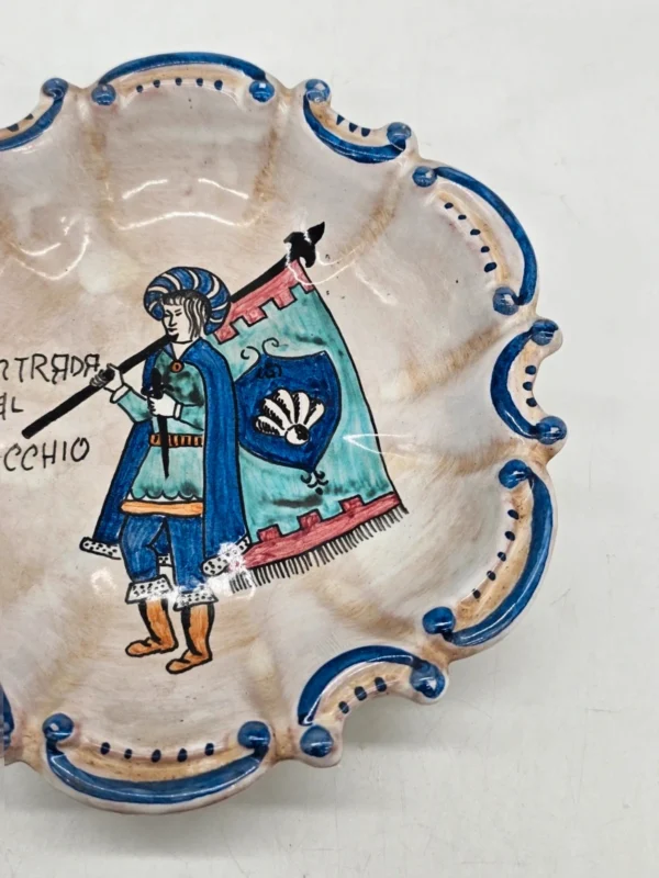 Dekoracyjny talerz ścienny C.A.F.F. Gubbio Italy „Contrada del ricchio” ręcznie malowany Ø 19 cm