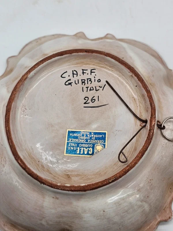Dekoracyjny talerz ścienny C.A.F.F. Gubbio Italy „Contrada del ricchio” ręcznie malowany Ø 19 cm