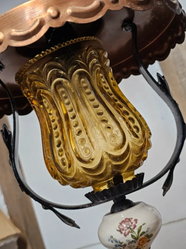 Lampa wisząca vintage bursztynowe szkło miedziany kapelusz ceramiczny detal 82 cm