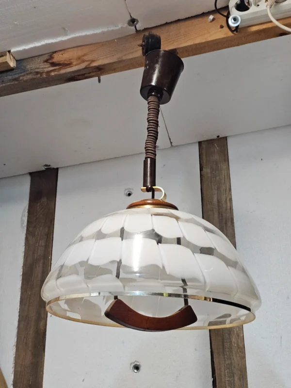 Lampa wisząca vintage Habeco Germany regulowana mleczne szkło drewno 67 cm
