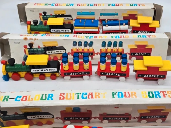 Drewniany pociąg Vintage Four Colour suitcart Zestaw 3 komplet z pudełkami