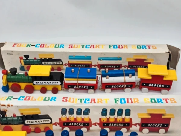 Drewniany pociąg Vintage Four Colour suitcart Zestaw 3 komplet z pudełkami
