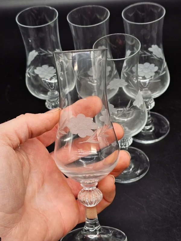 Kieliszki vintage ręcznie zdobione kwiatowy grawer komplet 5 sztuk 18 cm